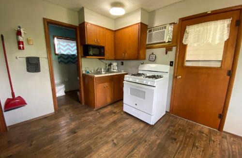 Pittsburg Hotel | Hickory Grove Hideaway