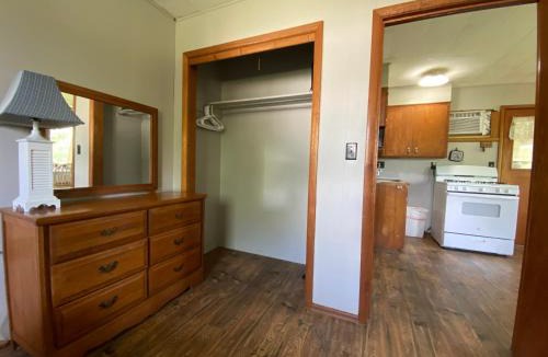 Pittsburg Hotel | Hickory Grove Hideaway