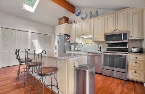 Lowell House | Hickory Haven-Direct Lake Access-Furnished Patio