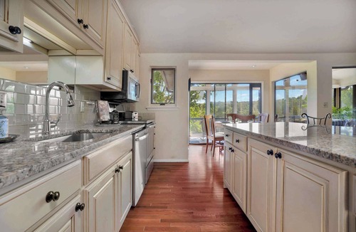 Lowell House | Hickory Haven-Direct Lake Access-Furnished Patio