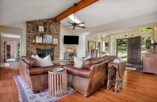 Lowell House | Hickory Haven-Direct Lake Access-Furnished Patio