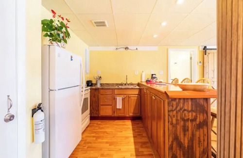North Kingstown Apartment | Hickory Hideaway - Lakeside Oasis