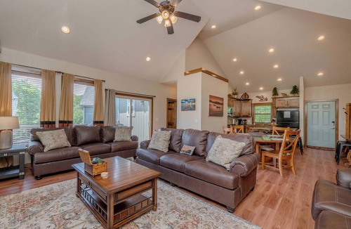 Hollister Cabin | Hickory Hideaway - Communal Pool Access