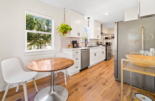 Lockhart House | Hickory House - Family/Group and Pet-Friendly Retreat Near Lockhart Square!