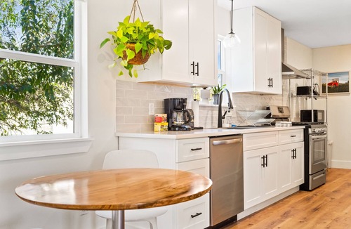 Lockhart House | Hickory House - Family/Group and Pet-Friendly Retreat Near Lockhart Square!