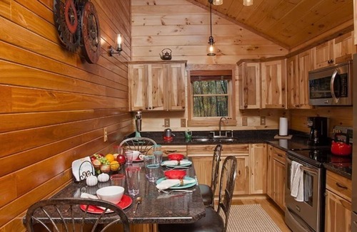 South Bloomingville Cabin | Hickory Ridge-Cabin less than 10 miles away from main state parks.