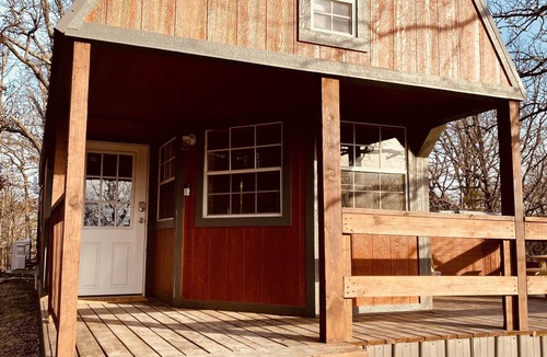 Henryetta Cabin | Hickory Ridge Cabin - Lemurs, Zebras, Hot Tub, Hiking