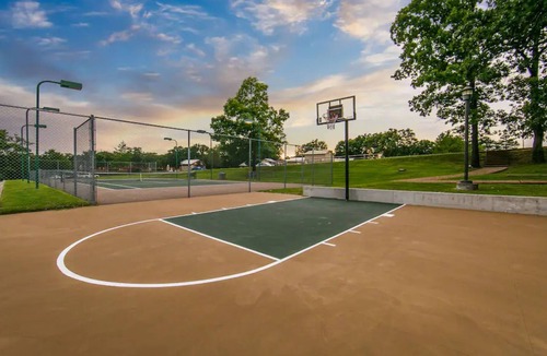 Branson Condo | HICV Holiday Hills Resort studio unit Friday check-in