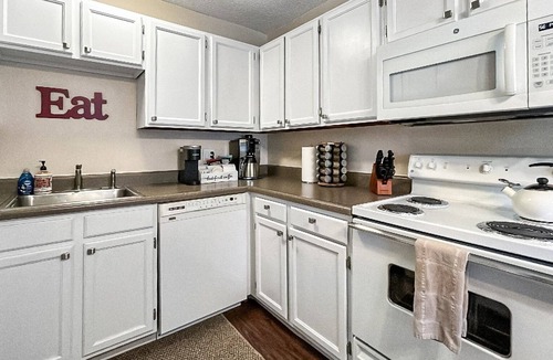Rockrimmon Condo | Hidden Academy Gem! 2 BR, 1BA w/AC! Sleeps 5
