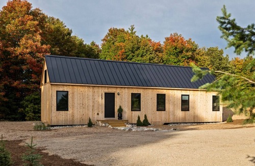 Petoskey Cabin | Hidden Acres - Austur Cabin