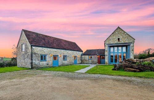 Shepton Mallet Villa | Hidden Barn - Hot Tub, Pool