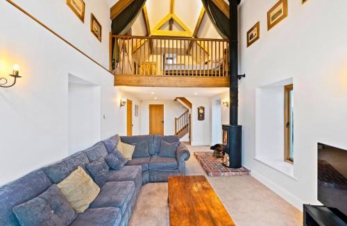 Shepton Mallet Villa | Hidden Barn - Hot Tub, Pool