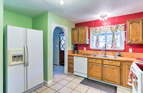 Girvan House | Hidden Charm- 3 bed-2 Bath, Pool & Game room