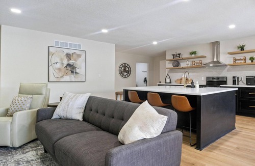 Gravois Mills House | Hidden Cove Oasis - 4br - Deck - BBQ - Pool Table!