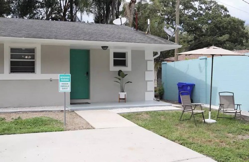 Lakeland House | Hidden Emerald-Apartment with Kitchen and Laundry