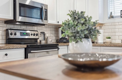 Bowmanville House | Hidden Gem 2BR with AC🌺