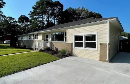 Portsmouth House | Hidden Gem A Comfortable 4bedroom home with a fenced-in yard.