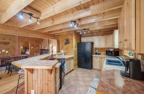 Frank Cabin | Hidden Gem a Spacious 4-Bedroom Cabin for Groups
