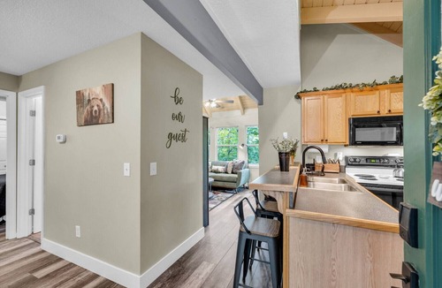 Helen Cabin | Hidden Gem Cabin: Dog friendly, cozy cabin nestled in the heart of Helen, GA