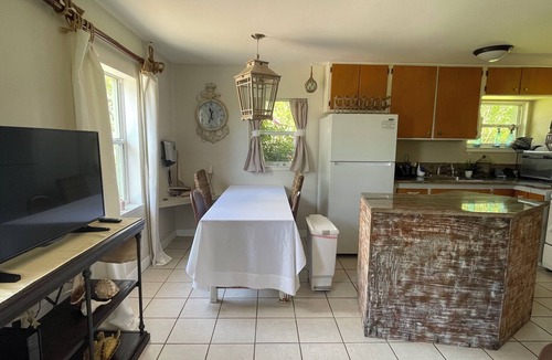 Crystal River Cottage | Hidden Gem in Crystal RivernSUPER CLEAN AND DIRECTLY ON WATER