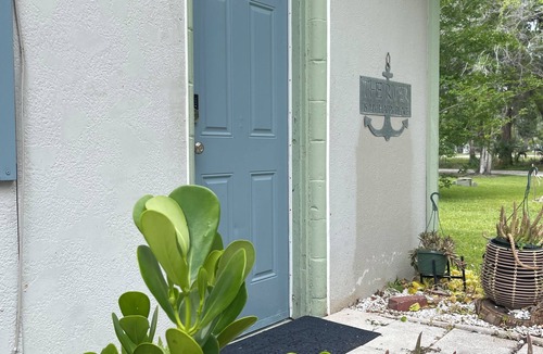 Crystal River Cottage | Hidden Gem in Crystal RivernSUPER CLEAN AND DIRECTLY ON WATER