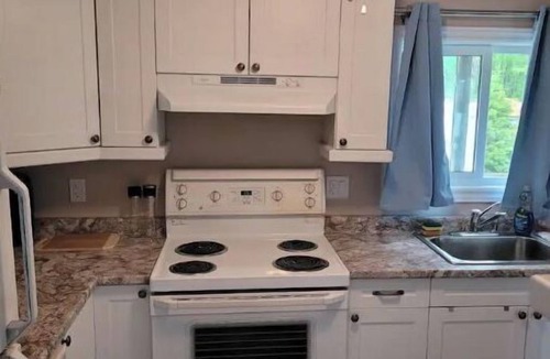 West Arm Cottage | Hidden Gem Lakehouse. W/Hot tub. Pet Friendly. Sleeps 7. Lake front.