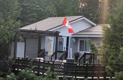 West Arm Cottage | Hidden Gem Lakehouse. W/Hot tub. Pet Friendly. Sleeps 7. Lake front.
