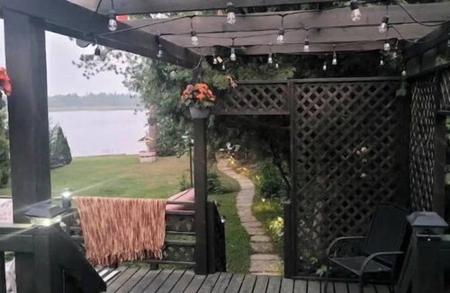 West Arm Cottage | Hidden Gem Lakehouse. W/Hot tub. Pet Friendly. Sleeps 7. Lake front.