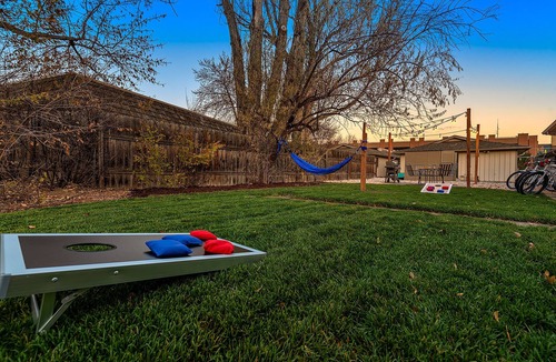 University Acres Condo | Hidden Gem Near Old Town | Grill & Cruiser Bikes!
