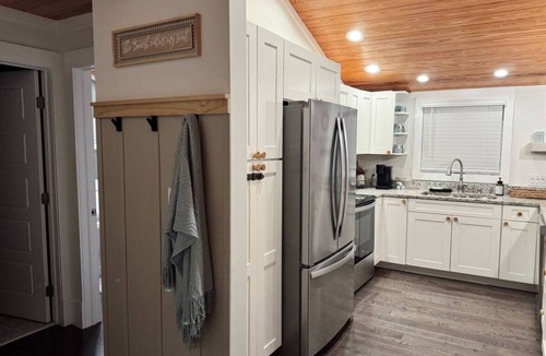 Bayshore Cottage | Hidden gem on 4 acres w/hot tub