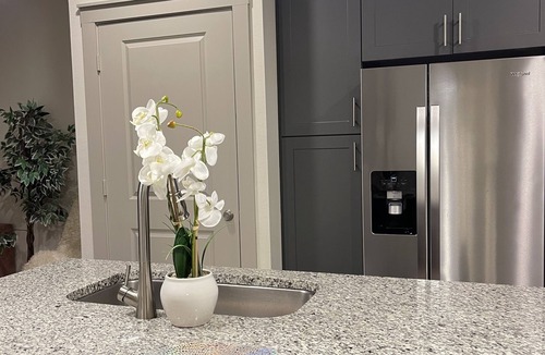 Addison Apartment | Hidden Gem, Romantic Nest, Prime Location