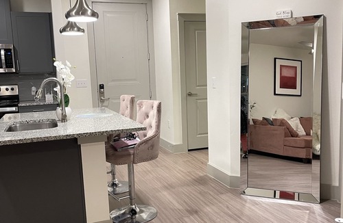 Addison Apartment | Hidden Gem, Romantic Nest, Prime Location