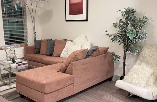 Addison Apartment | Hidden Gem, Romantic Nest, Prime Location