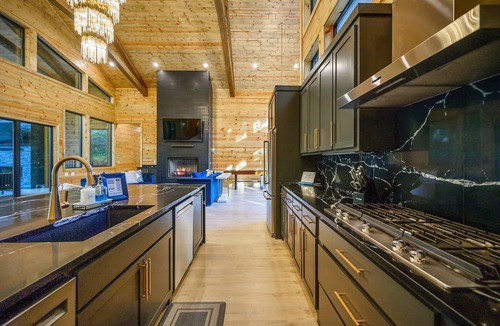Hochatown Cabin | Hidden Gem – Skee Ball, Pinball, Arcades, Shuffleboard, Foosball, Hot Tub