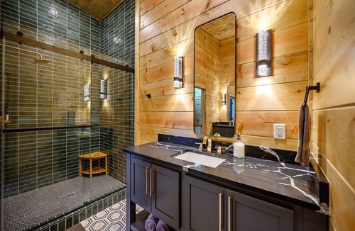 Hochatown Cabin | Hidden Gem – Skee Ball, Pinball, Arcades, Shuffleboard, Foosball, Hot Tub