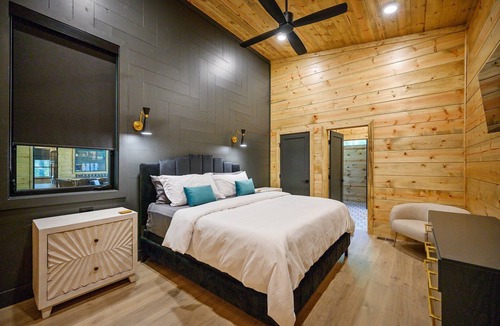 Hochatown Cabin | Hidden Gem – Skee Ball, Pinball, Arcades, Shuffleboard, Foosball, Hot Tub