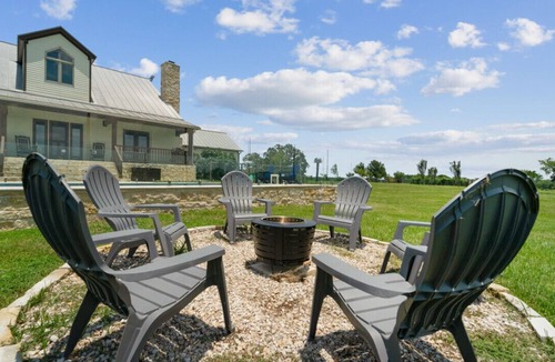 New Ulm House | Hidden Gem: Spacious Countryside Retreat w/Pool