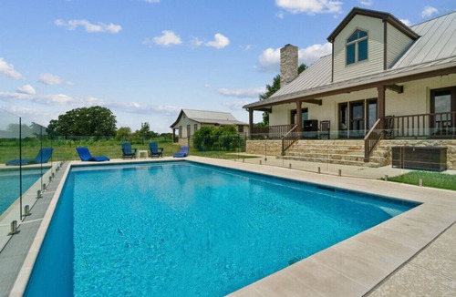 New Ulm House | Hidden Gem: Spacious Countryside Retreat w/Pool