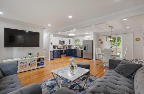 Hikes Point House | Hidden Gem- Stylish Comfort Prime Location Family Friendly