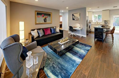 River Oaks Villa | Hidden Gem Vacation Villa w Private Pool & TikiHut