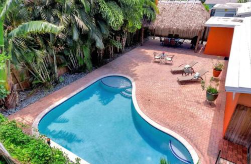 River Oaks Villa | Hidden Gem Vacation Villa w Private Pool & TikiHut