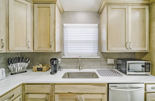 Corinth House | Hidden Gem with king beds, backyard shaded oasis