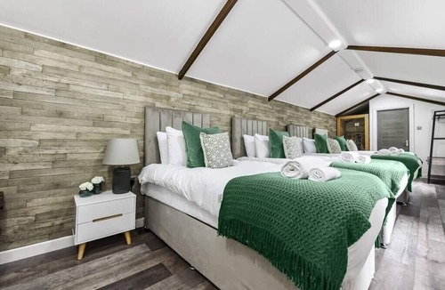 Knaphill Apartment | Hidden Gem with Private Lake Access