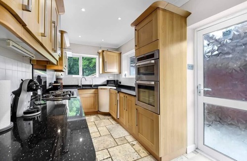 Knaphill Apartment | Hidden Gem with Private Lake Access