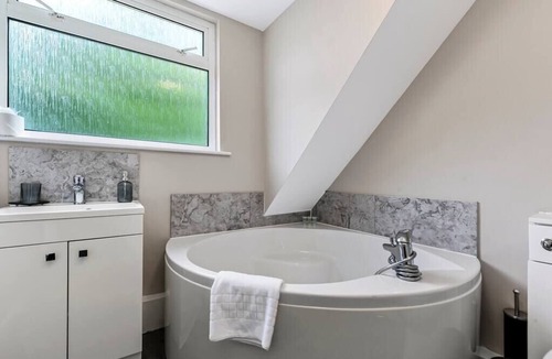 Knaphill Apartment | Hidden Gem with Private Lake Access