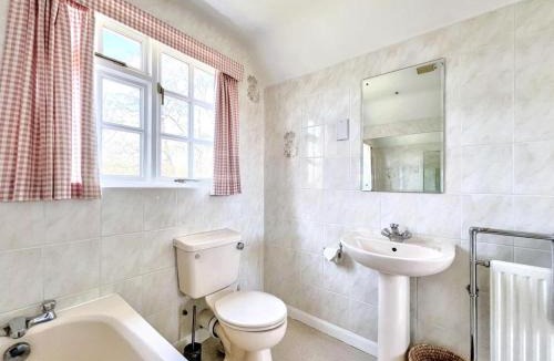 Piltdown House | Hidden Haven Cottage with Free Parking