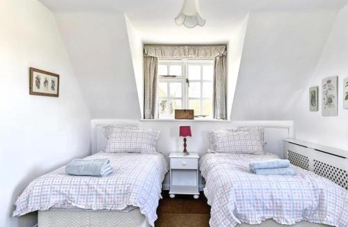 Piltdown House | Hidden Haven Cottage with Free Parking