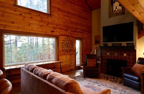 Hot Springs Village House | Hidden Hillside Retreat - A Secluded Modern Cabin
