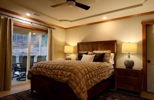 Hot Springs Village House | Hidden Hillside Retreat - A Secluded Modern Cabin