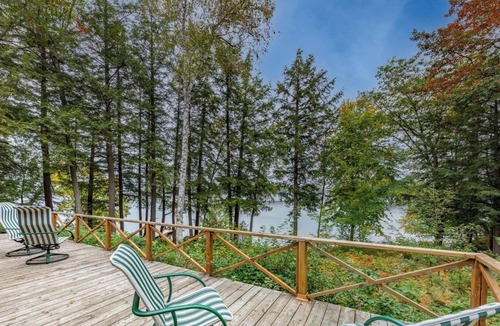 Minett Cottage | Hidden island gem on Lake Joe! Cozy and rustic 3bdrm with 500' of shoreline!